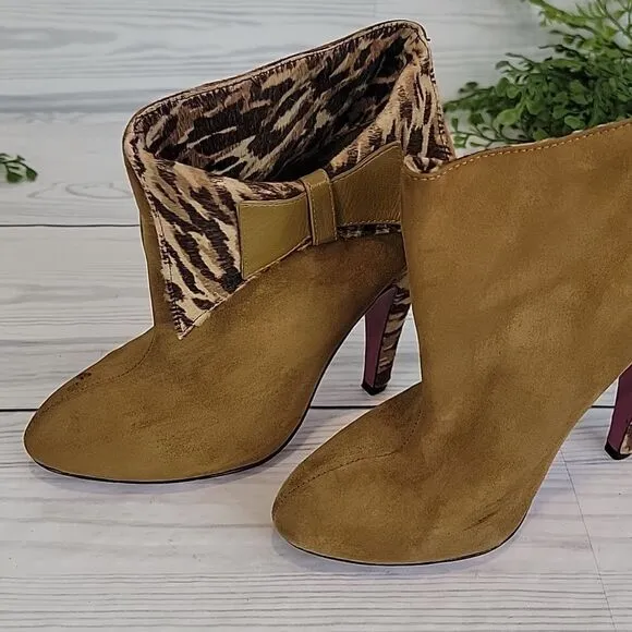 Betsey Johnson Tobi animal print brown suede booties Women's Size 6M