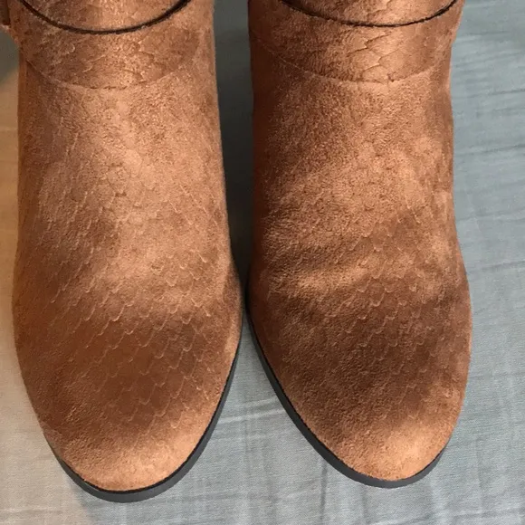 Coconuts by Matisse, brown zip ankle booties block high heel size 8 faux suede