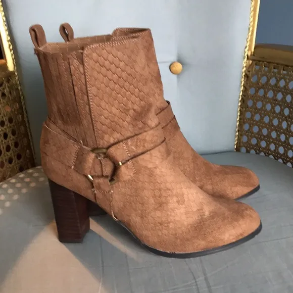 Coconuts by Matisse, brown zip ankle booties block high heel size 8 faux suede