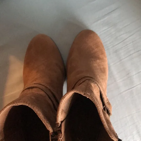 Coconuts by Matisse, brown zip ankle booties block high heel size 8 faux suede