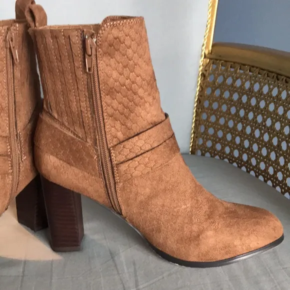 Coconuts by Matisse, brown zip ankle booties block high heel size 8 faux suede