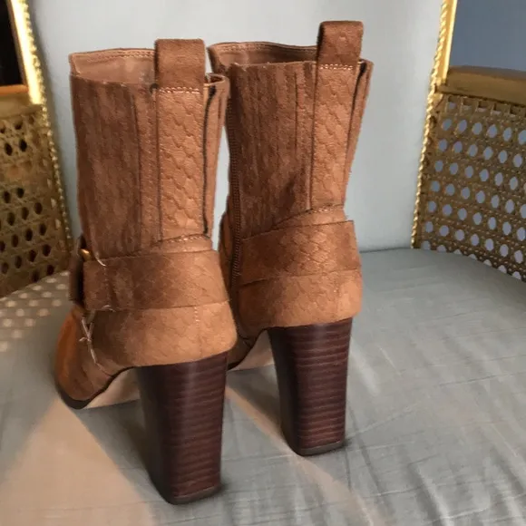 Coconuts by Matisse, brown zip ankle booties block high heel size 8 faux suede
