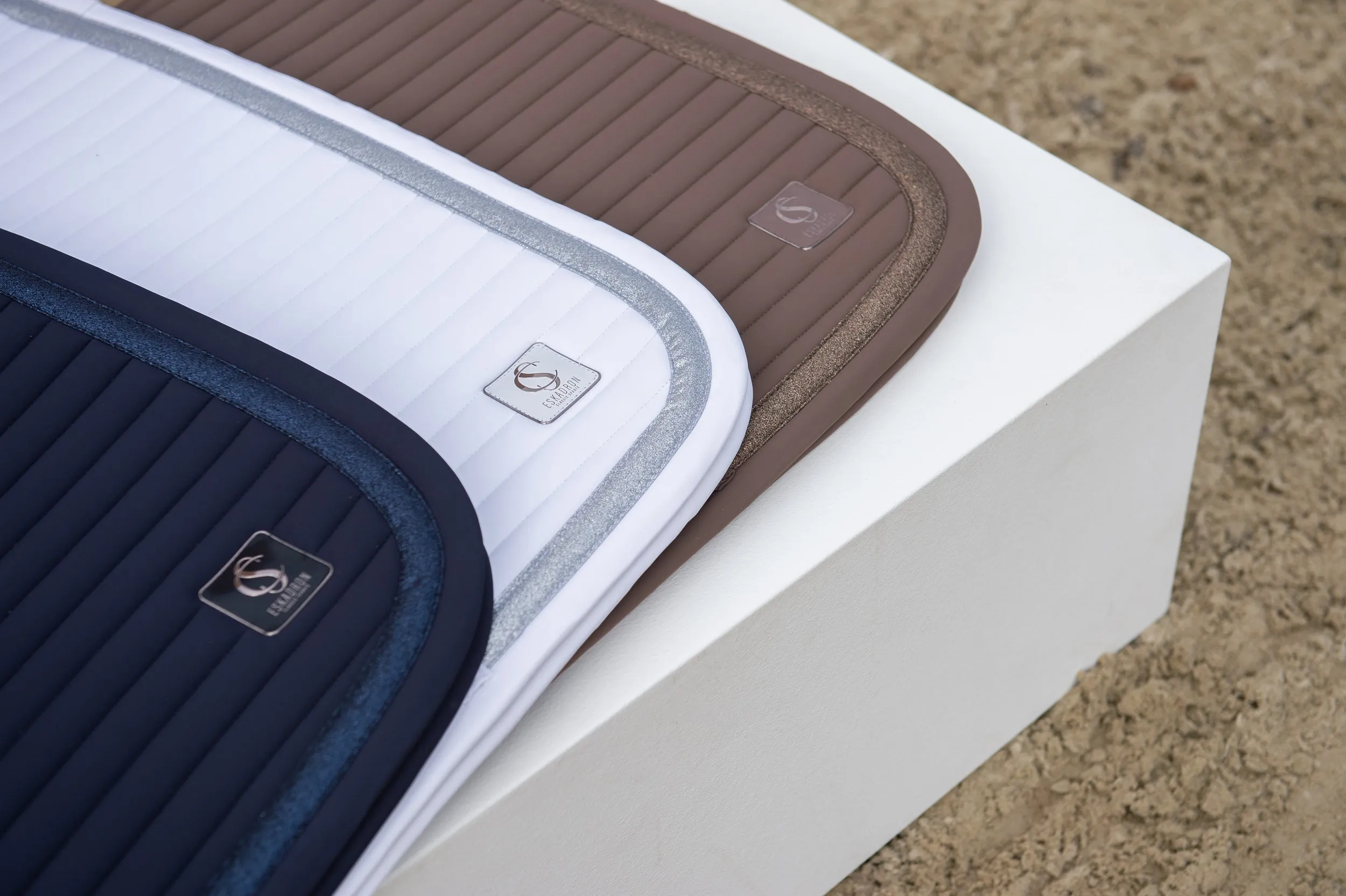 Eskadron White Softshell emblem saddlepad