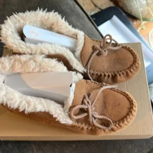 Girls UGG slippers. Size 4. Great condition.