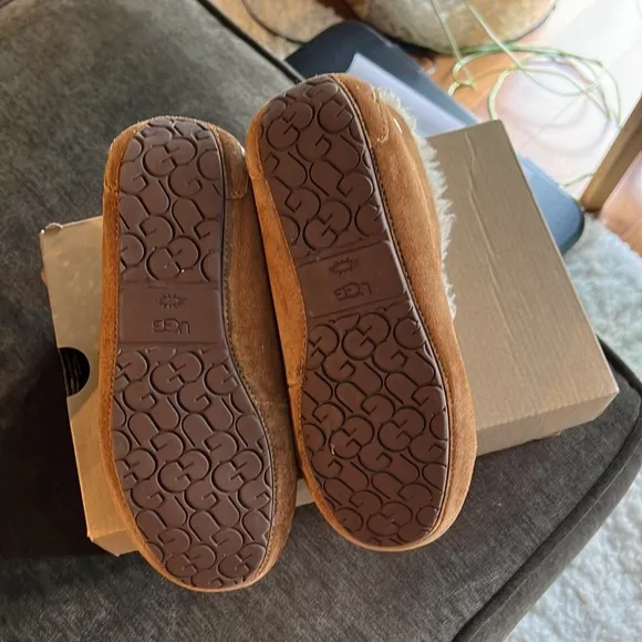 Girls UGG slippers. Size 4. Great condition.