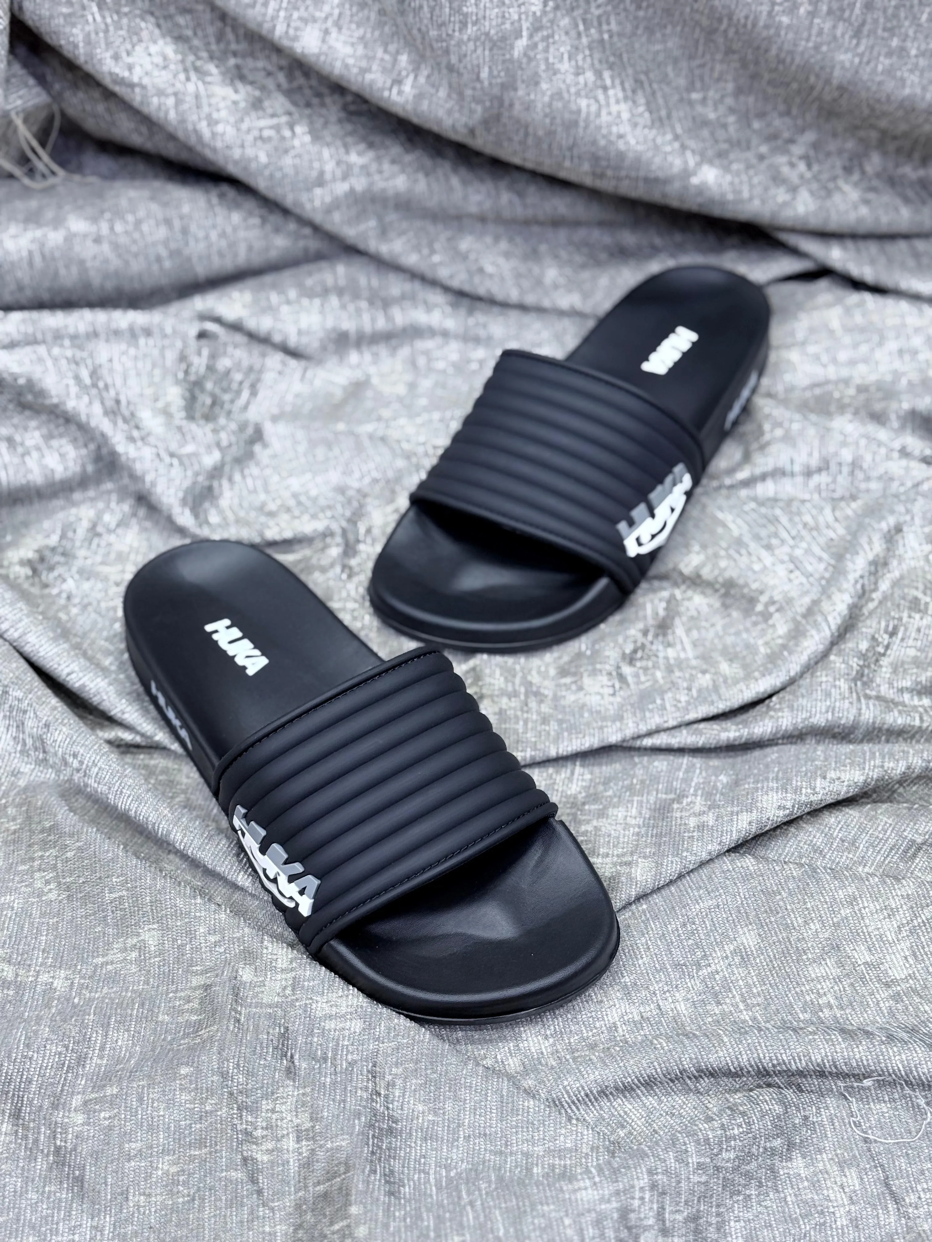 HUKA Slides-Black