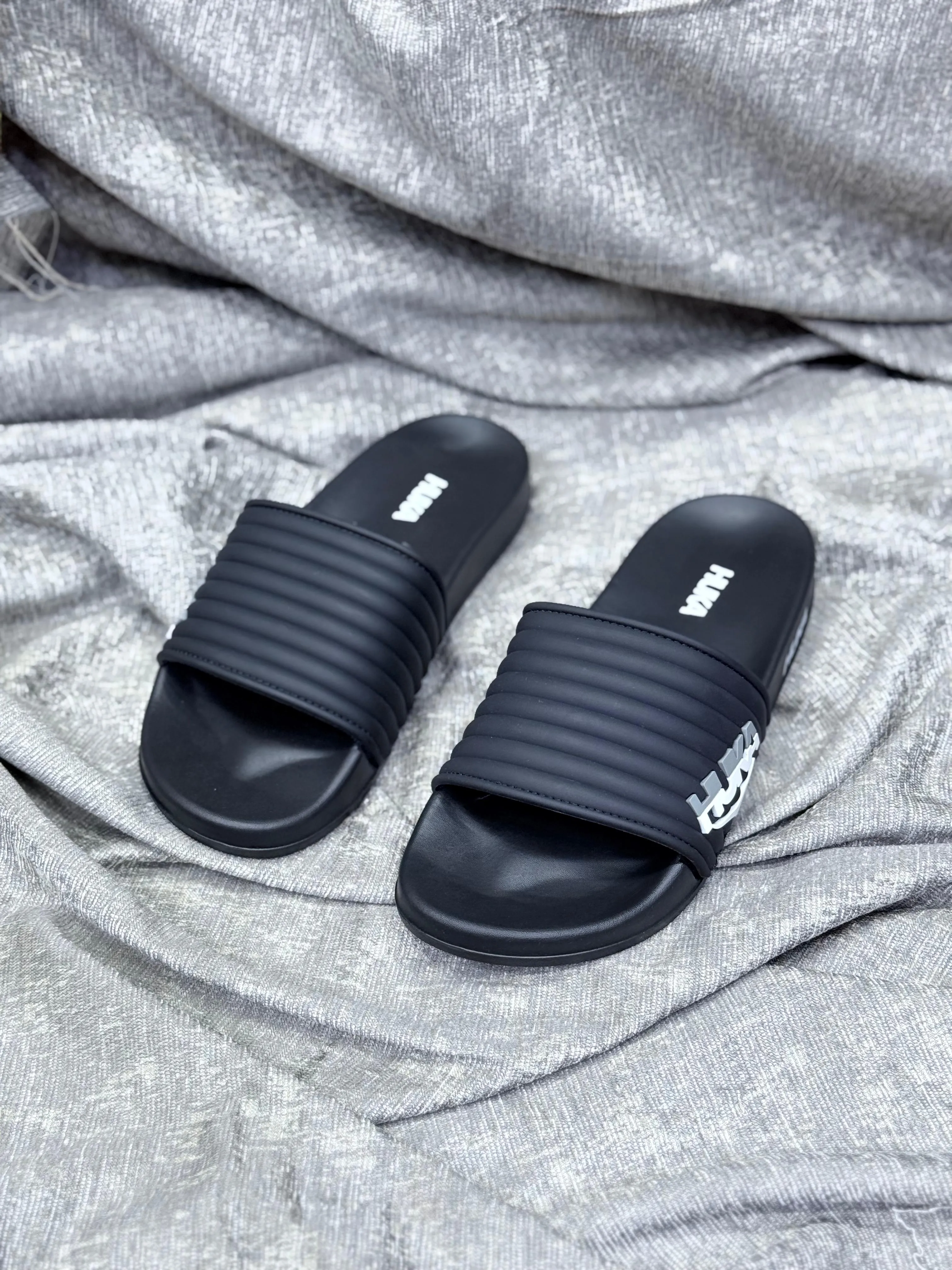 HUKA Slides-Black