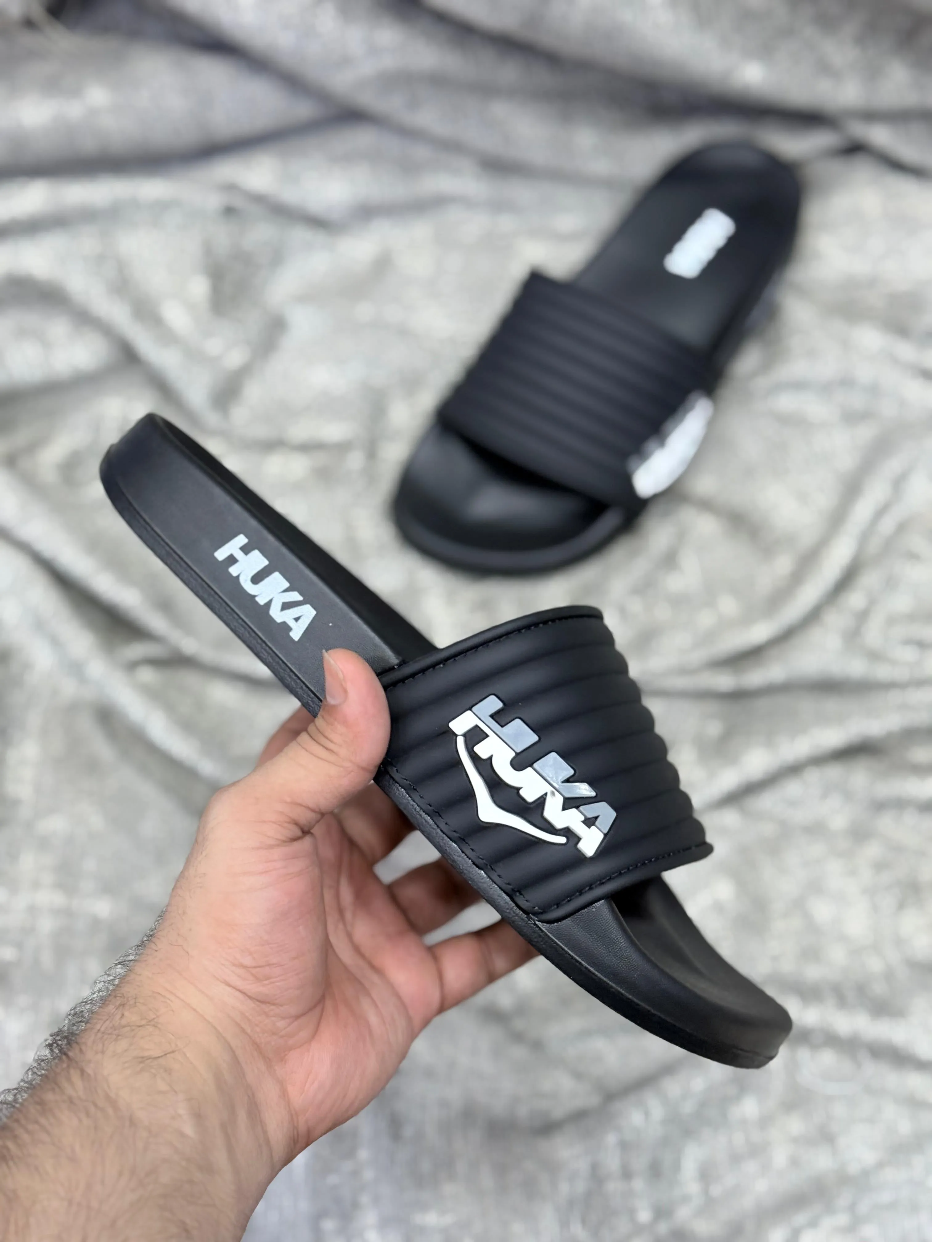 HUKA Slides-Black