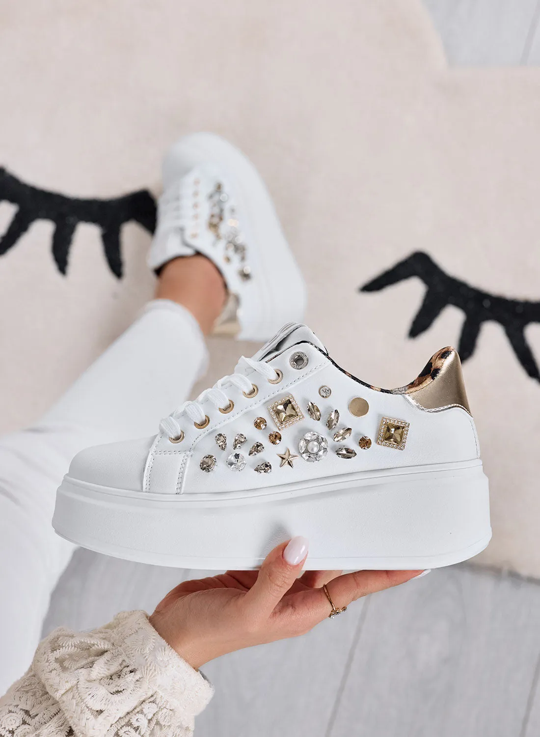 KELLY - Sneakers bianche con zeppa e applicazioni gioiello oro