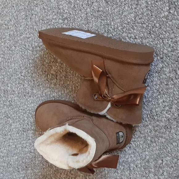 NWOB Youth Suede Boot.