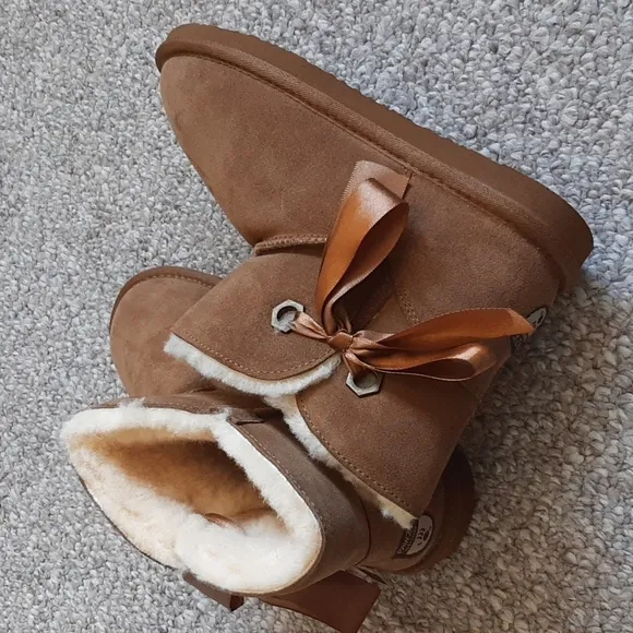 NWOB Youth Suede Boot.
