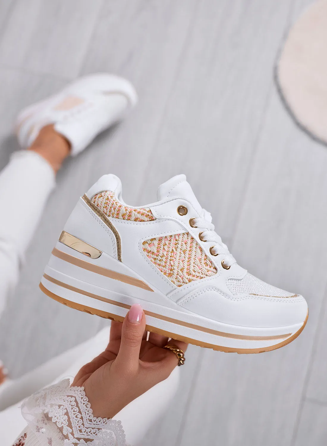 SELLY - Sneakers bianche con zeppa e dettagli ricamati