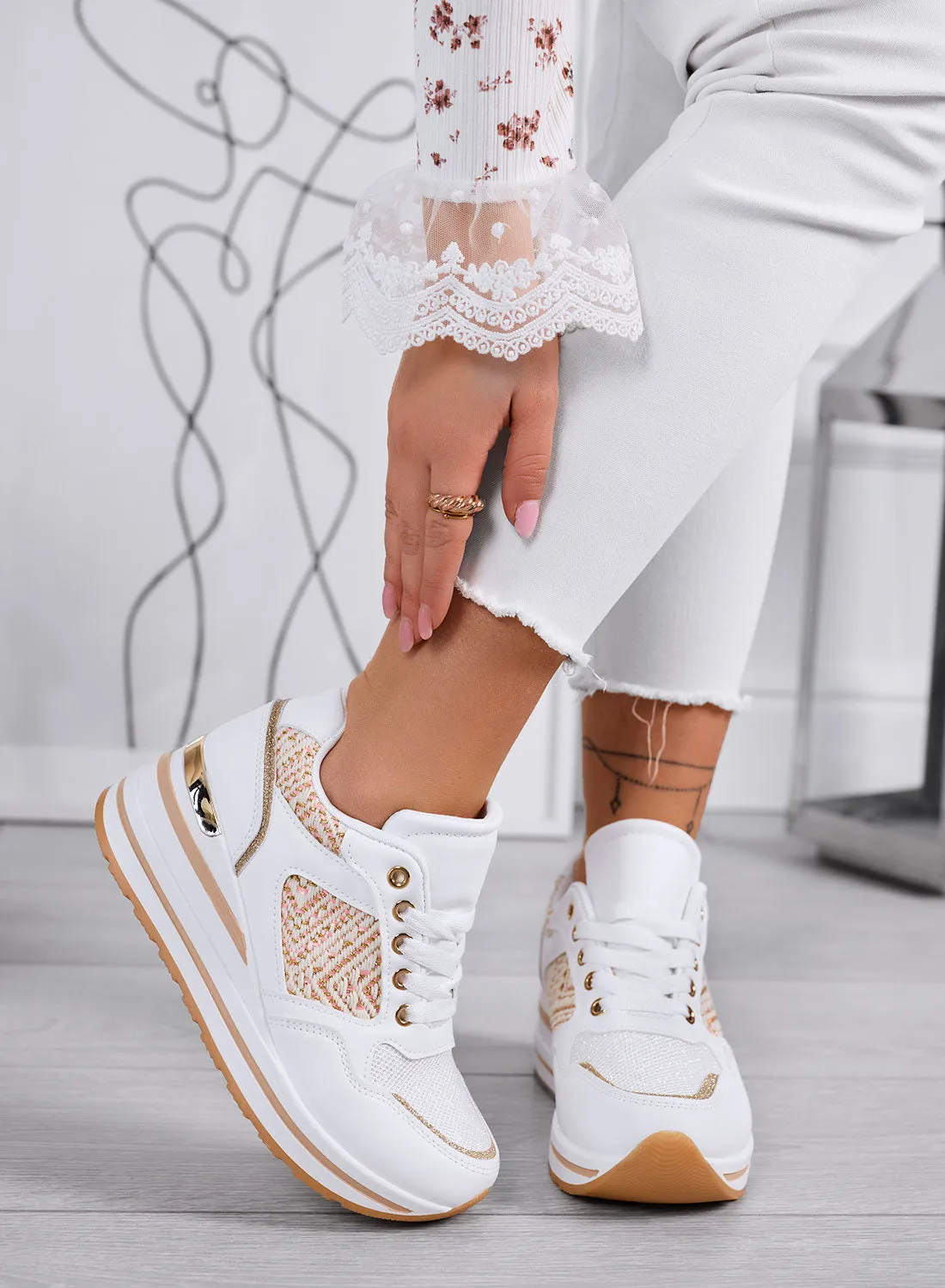 SELLY - Sneakers bianche con zeppa e dettagli ricamati